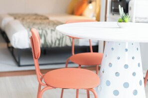 WiFi (無料)、ベッドシーツ