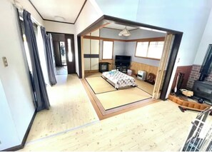 6 bedrooms, desk, free WiFi, bed sheets - Fujimi Terrace Lake Yamanaka Mai Pen Rai Fujimi  / Minamitsuru District Yamanashi (Minamitsuru District)