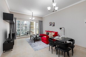 House - Comfortable Downtown Apartment w City Skyline Vws (Dubai)