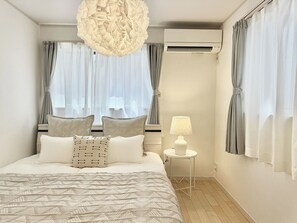 4 habitaciones, escritorio, tabla de planchar con plancha y internet 