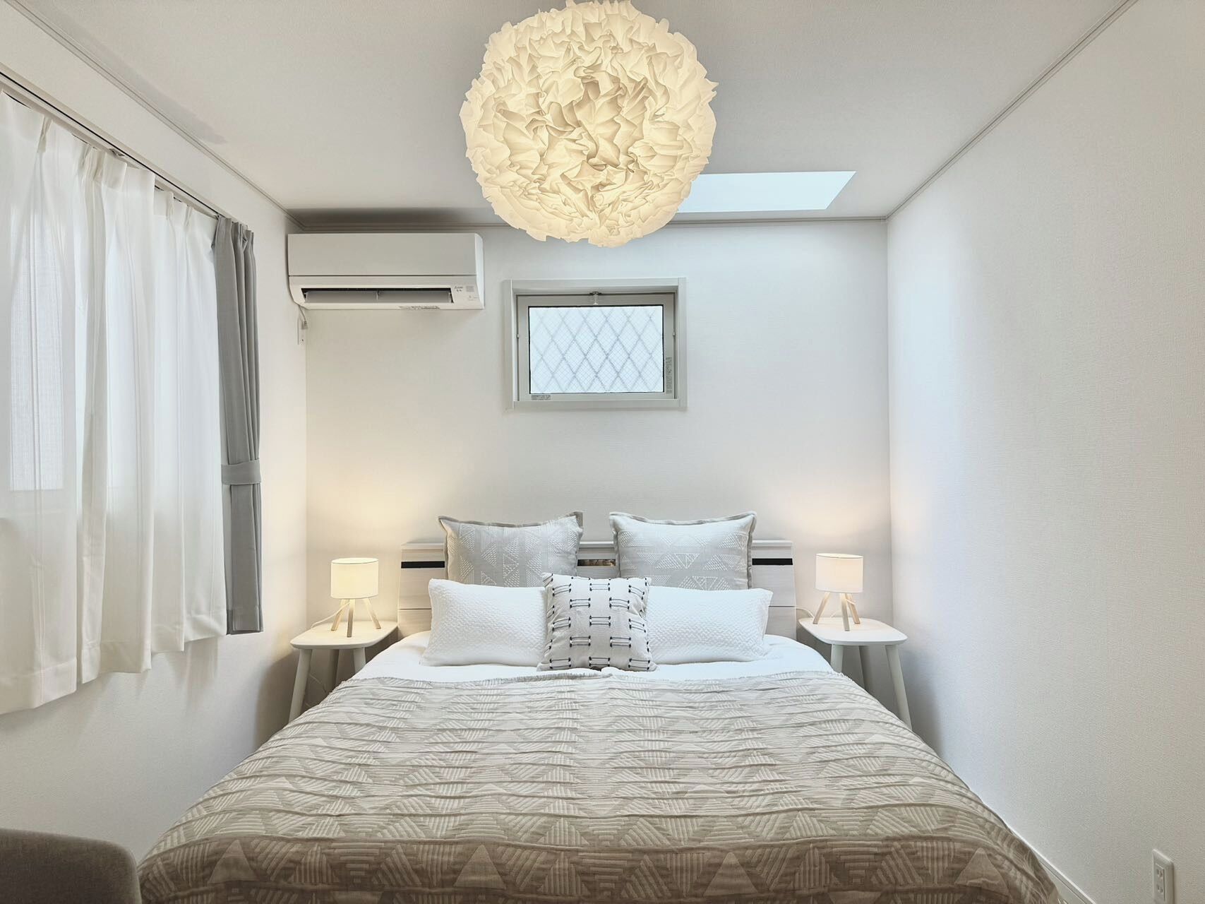 4 bedrooms, desk, iron/ironing board, internet