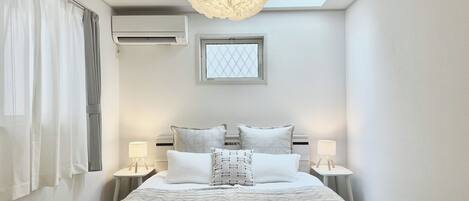 4 bedrooms, desk, iron/ironing board, internet