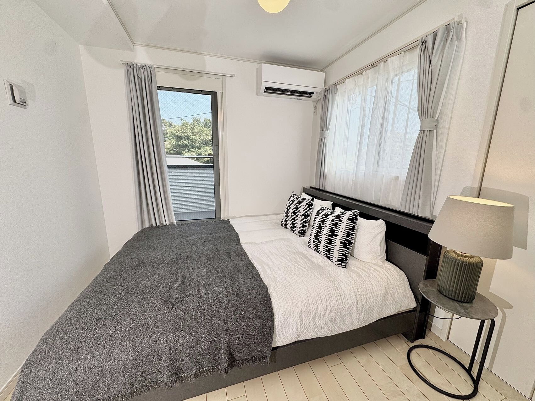 4 bedrooms, desk, iron/ironing board, internet