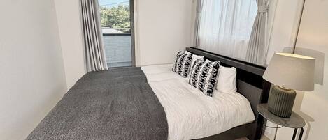 4 bedrooms, desk, iron/ironing board, internet