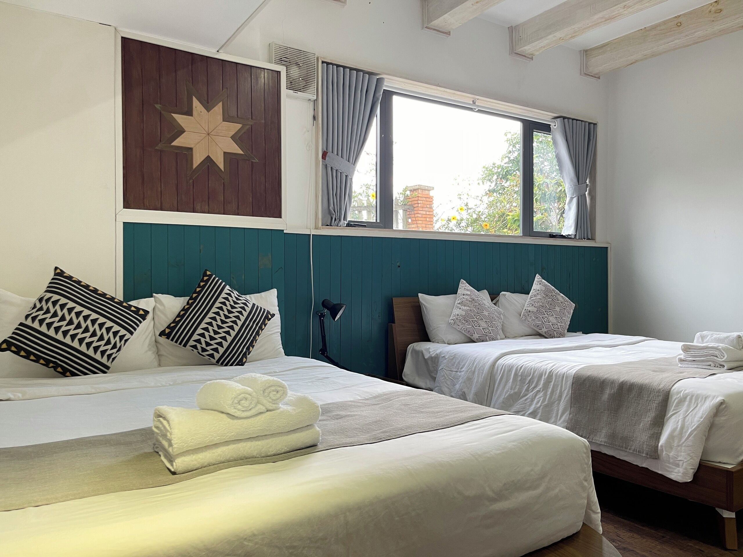 Familieværelse til 4 personer | Individuel indretning, skrivebord, arbejdsområde til bærbare computere