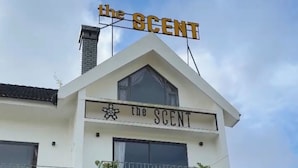 A building with a sign reading "the SCENT" on the roof. - The Scent Boutique Dalat Hotel (Lam Vien - Da Lat)