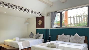 Muebles diferentes, escritorio y espacio para trabajar con laptop