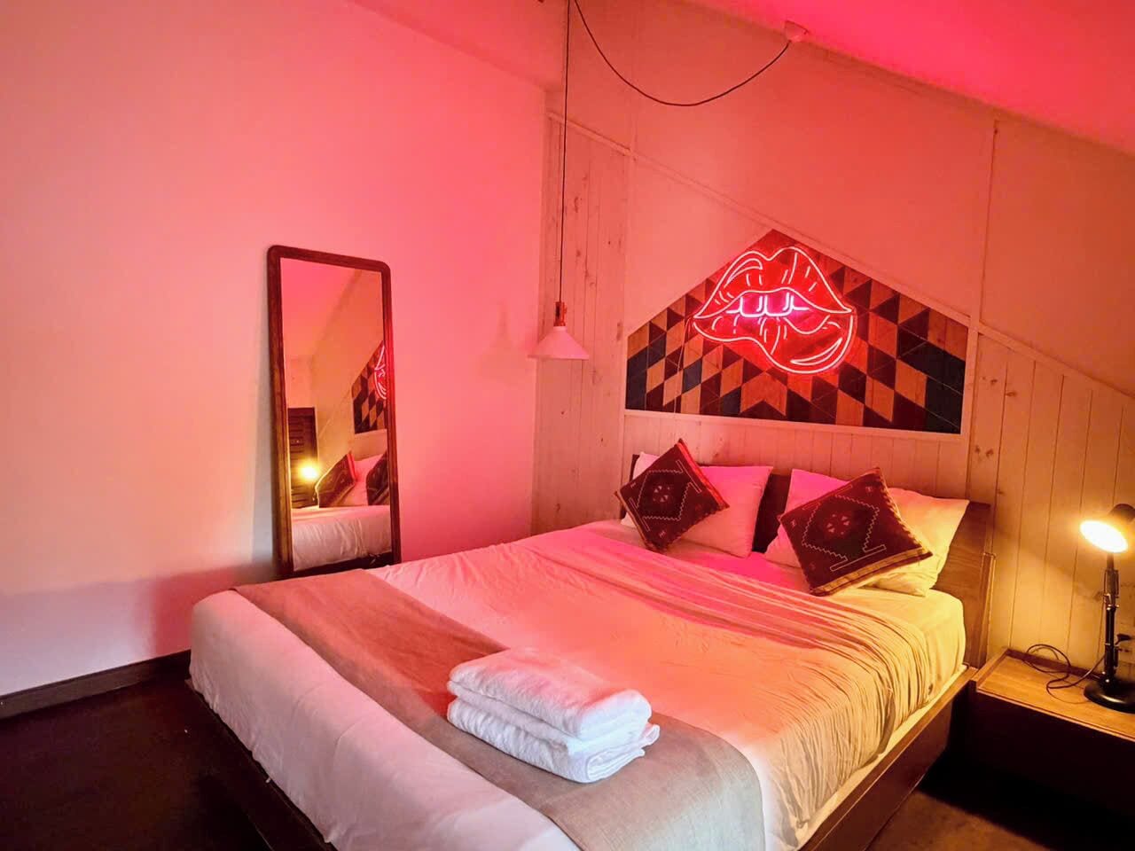 Kamar Deluks | Dilengkapi dengan perabotan berbeda-beda dan meja kerja