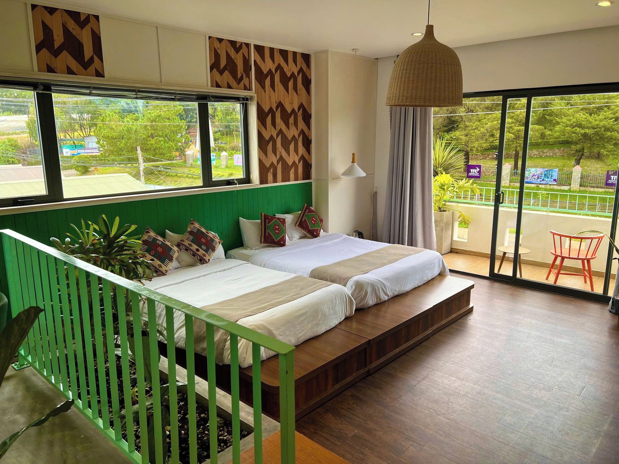 Habitación familiar | Mobiliario individual, escritorio, espacio para trabajar con un portátil