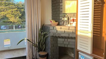 Muebles diferentes, escritorio y espacio para trabajar con laptop