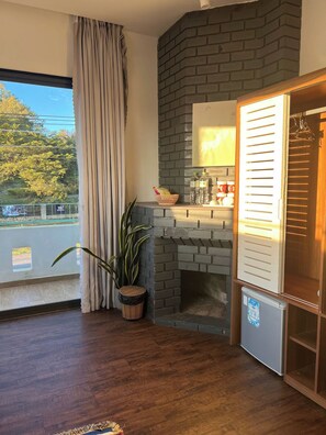 Habitación familiar | Mobiliario individual, escritorio, espacio para trabajar con un portátil