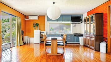 Geladeira, micro-ondas, cooktop, talheres/pratos/utensílios de cozinha