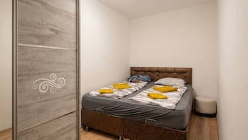 Basic Apartment | Iron/ironing board