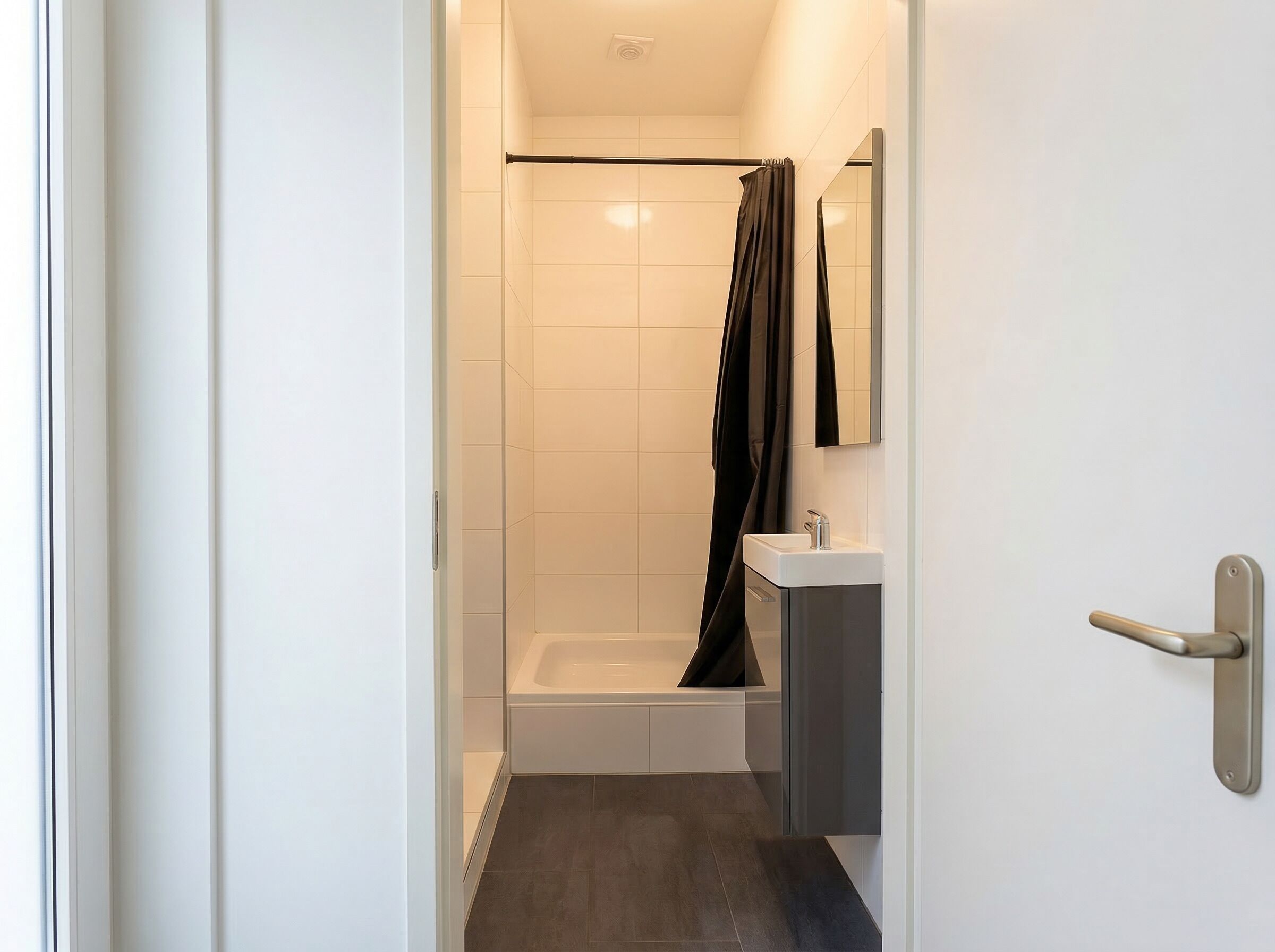 Basic Apartment | Bathroom | Shower, free toiletries, hair dryer, towels