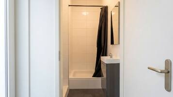 Basic Apartment | Bathroom | Shower, free toiletries, hair dryer, towels