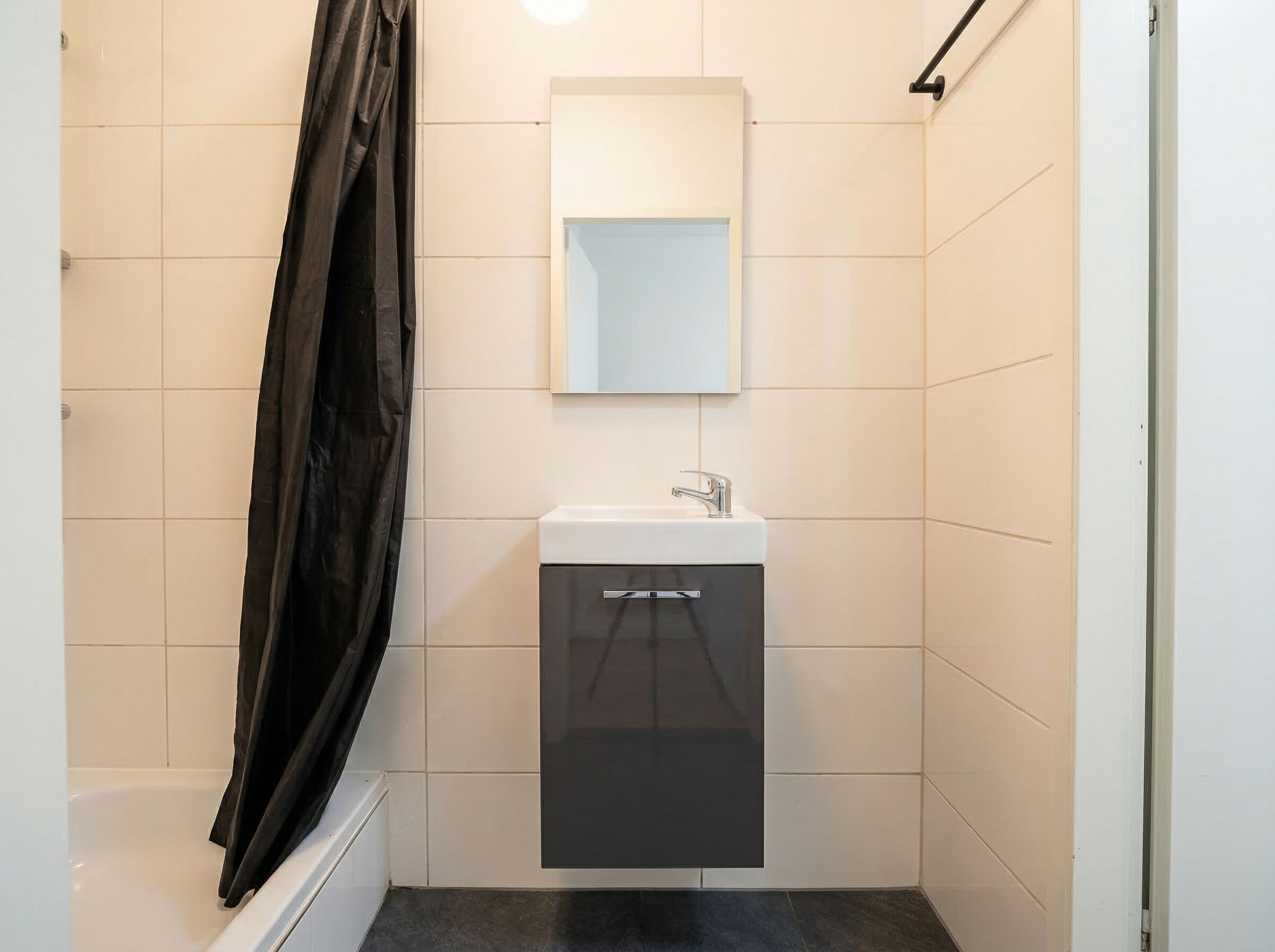 Apartamento básico | Baño | Ducha, artículos de higiene personal gratuitos y secador de pelo