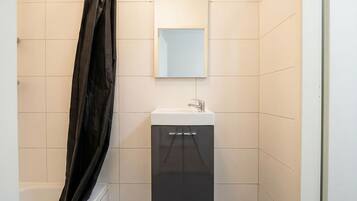 Apartamento básico | Banheiro | Chuveiro, produtos de toalete grátis, secador de cabelo