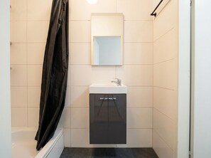 Bathroom - Cozy 1BR Apt with Lounge Central Vienna (Vienna)