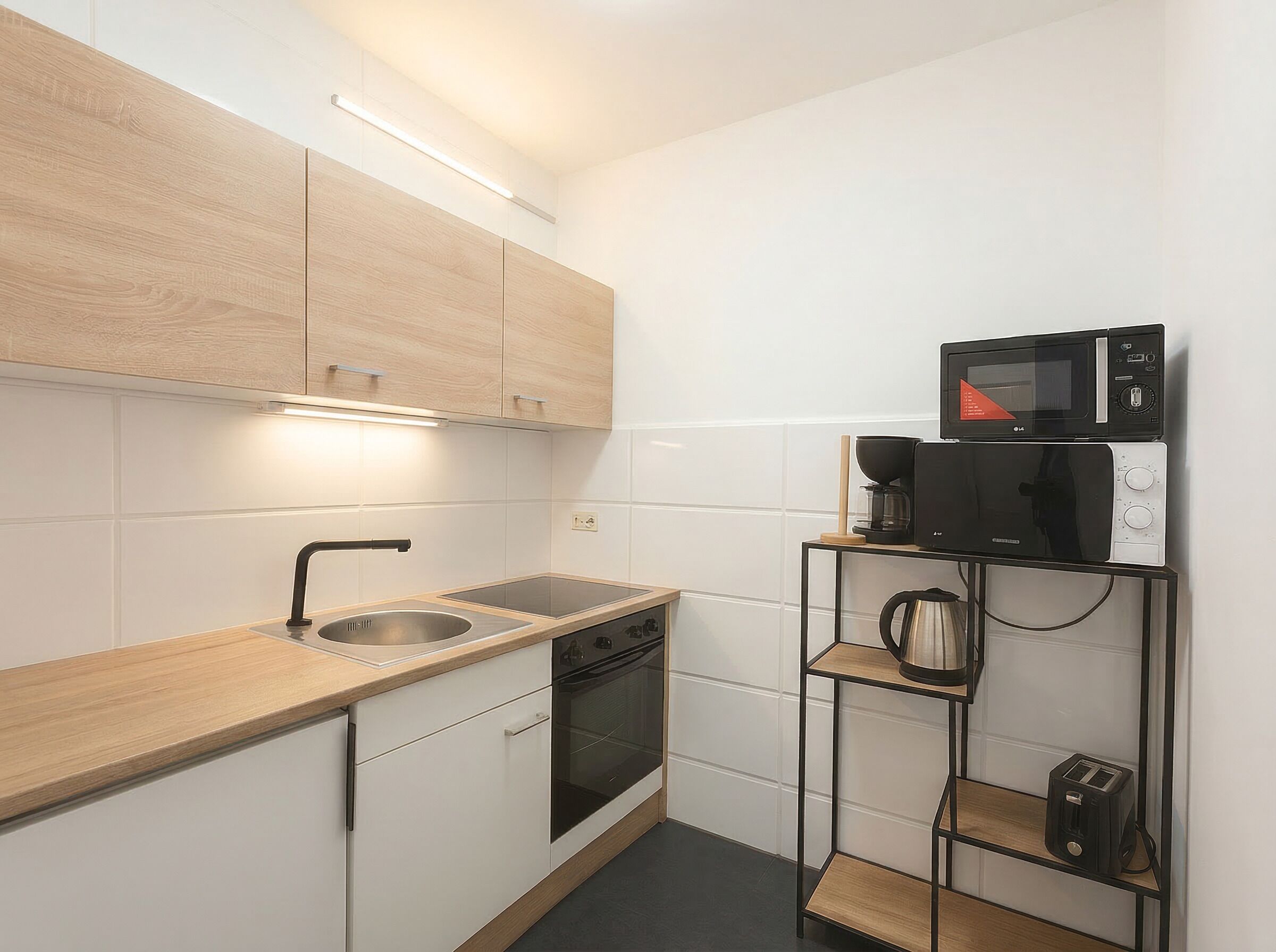 Apartamento básico | Cocina privada | Microondas, placa de cocina, hervidor eléctrico y utensilios de cocina