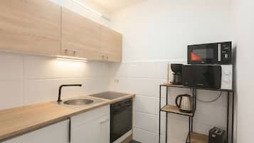 Apartamento básico | Cocina privada | Microondas, placa de cocina, hervidor eléctrico y utensilios de cocina