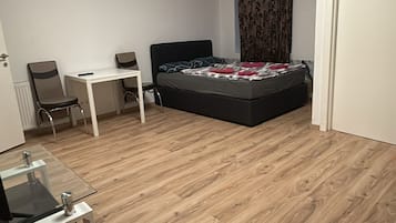 Eenvoudig appartement | Een strijkplank/strijkijzer