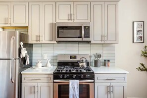 Refrigerador, microondas, horno y parrilla de estufa 