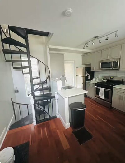 Great 2 bedroom, 1 Bath in South Philadelphia.
