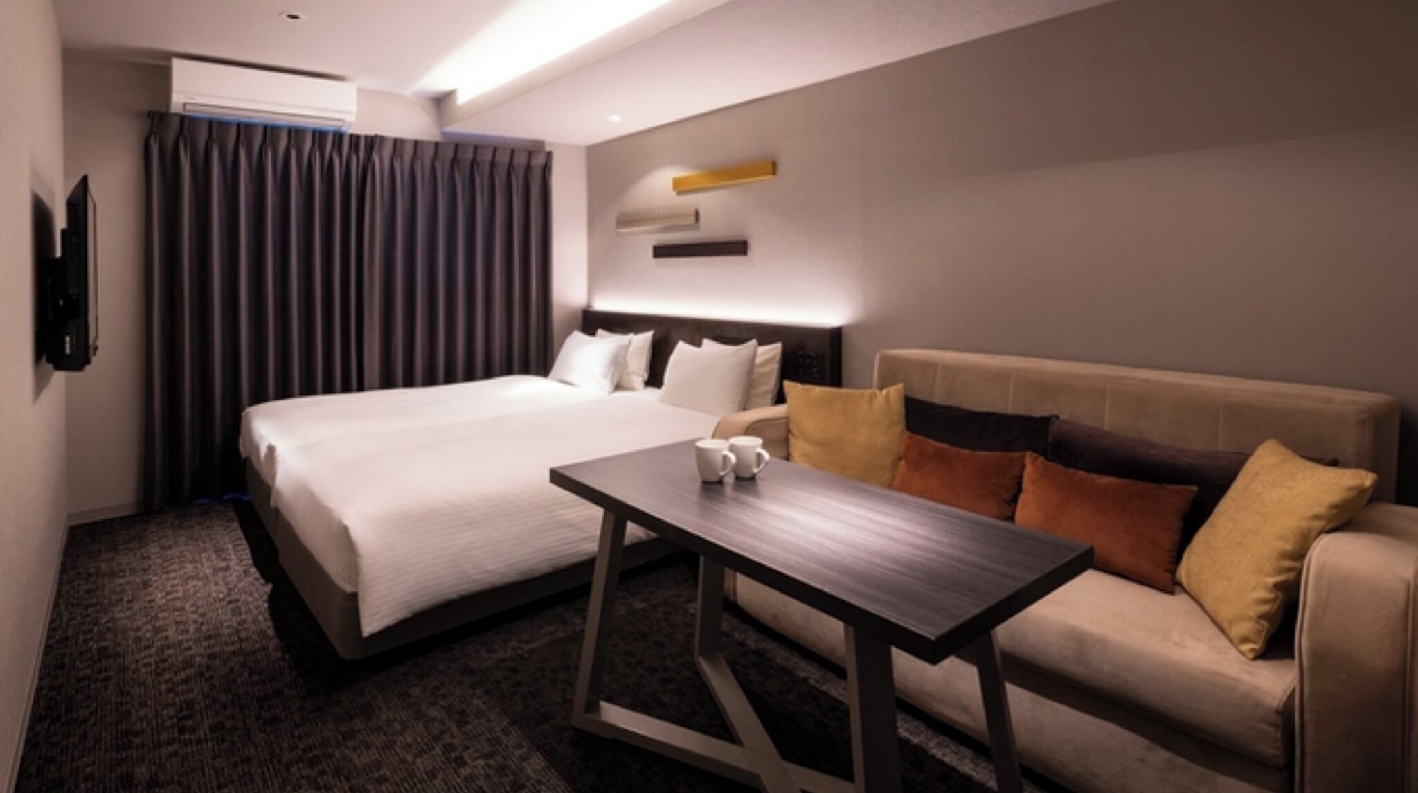 Escritorio, wifi gratis y ropa de cama 