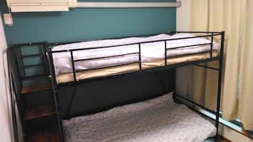 2 makuuhuonetta, työpöytä, ilmainen Wi-Fi, vuodevaatteet