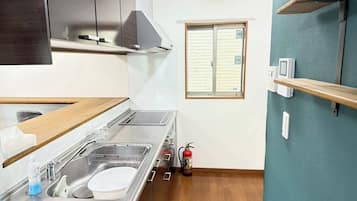 Frigorifero, microonde, piano cottura, pentole/stoviglie/utensili