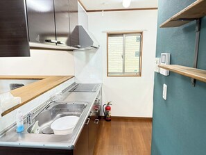 Frigorifero, microonde, piano cottura, pentole/stoviglie/utensili