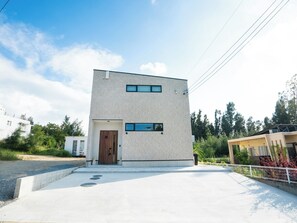 Exterior - Equipped with a bouldering wall and heated pool 3LDK villa with beer server one draft barrel inclu / Kunigami County Okinawa (Kunigami County)
