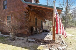Terrace/patio - Cozy 3-Bedroom Retreat in Manistee (Manistee)