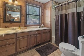 Shower - Cozy 3-Bedroom Retreat in Manistee (Manistee)