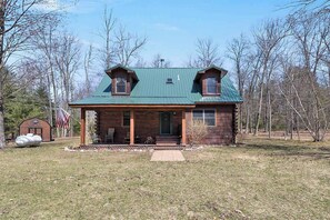 Exterior - Cozy 3-Bedroom Retreat in Manistee (Manistee)