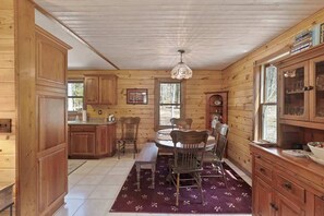 Dining - Cozy 3-Bedroom Retreat in Manistee (Manistee)