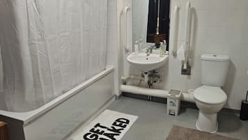 Chambre, 1 chambre, accessible aux personnes à mobilité réduite, balcon | Salle de bain