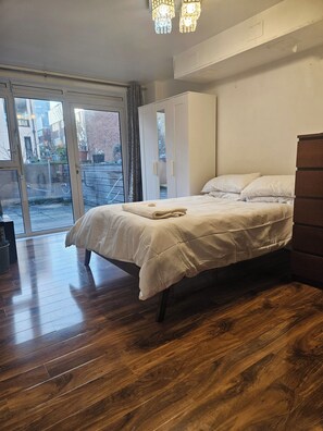 Room - Room-spacious Retreat With Private Balco (London)