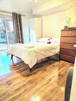1 bedroom - Room-spacious Retreat With Private Balco (London)