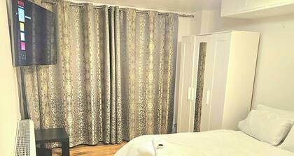 Room-spacious Retreat With Private Balco