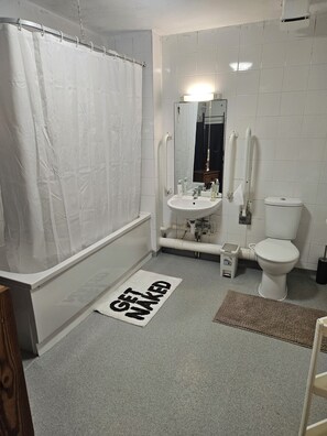 Dortoir Partagé, 1 chambre, accessible aux personnes à mobilité réduite, balcon | Salle de bain
