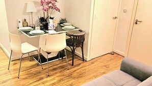 Gemeinsamer Schlafsaal, 1 Schlafzimmer, barrierefrei, Balkon | Wohnzimmer