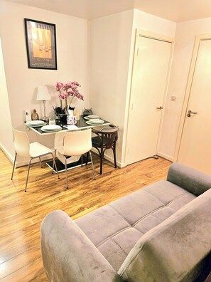 Dortoir Partagé, 1 chambre, accessible aux personnes à mobilité réduite, balcon | Salle de séjour