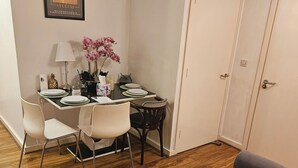 Gemeinsamer Schlafsaal, 1 Schlafzimmer, barrierefrei, Balkon | Wohnzimmer
