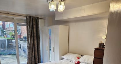 Room-spacious Retreat With Private Balco