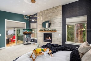 Iron/ironing board, internet, bed sheets - Bruno House (Seattle)