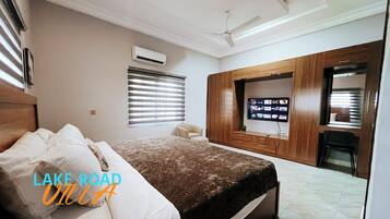 Bureau, fer et planche Ă repasser, Wi-Fi gratuit, draps fournis