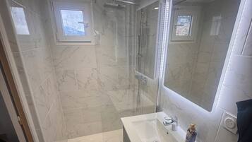 Serviettes fournies, savon, papier toilette