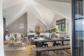 Ein modernes Loft mit Essbereich, Küche und Wohnbereich.