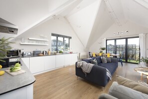 Smart TV - Cloud 10 St Ives - Sea Views - Free parking & WiFi - Pets Welcome (St Ives)